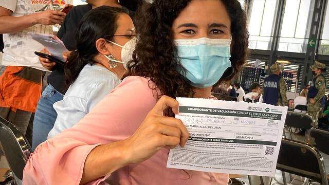 Luisa Alcalde presume su vacuna Sputnik V