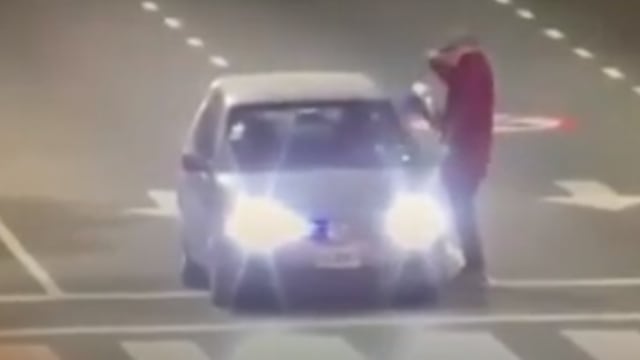 El policía disparó contra el limpiaparabrisas