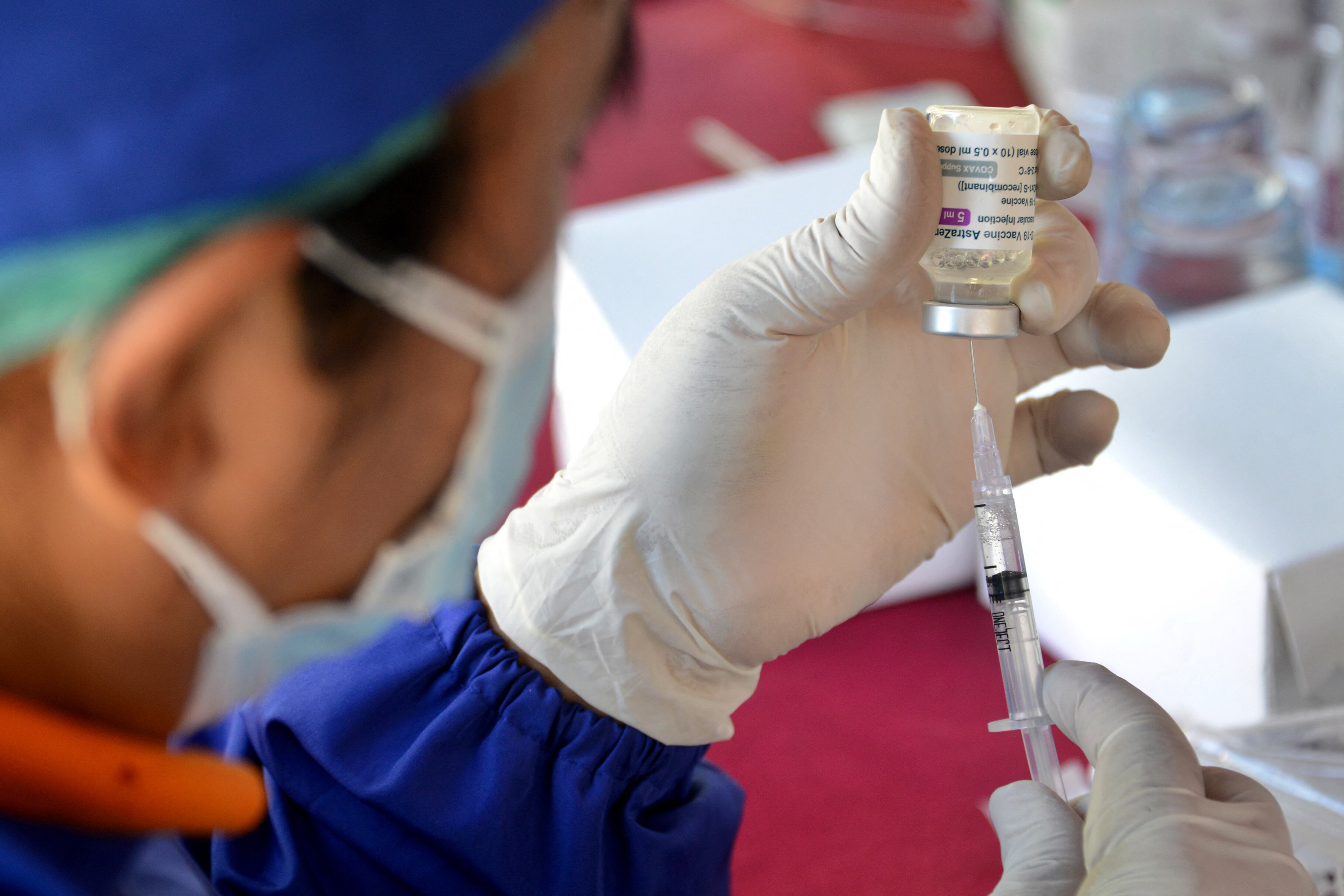 Preparan vacuna AstraZeneca