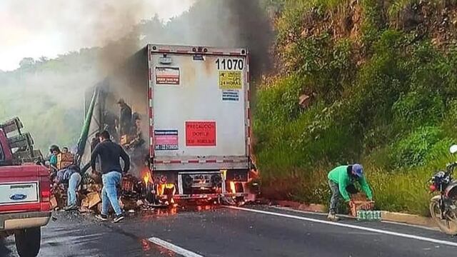 Tráiler incendiado y saqueado en Veracruz