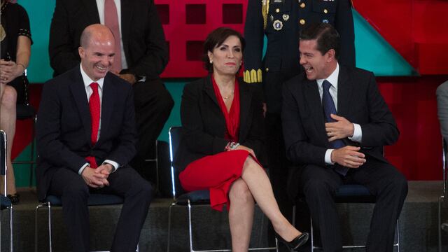 Rosario Robles en foto de archivo junto al entonces presidente Enrique Peña Nieto.