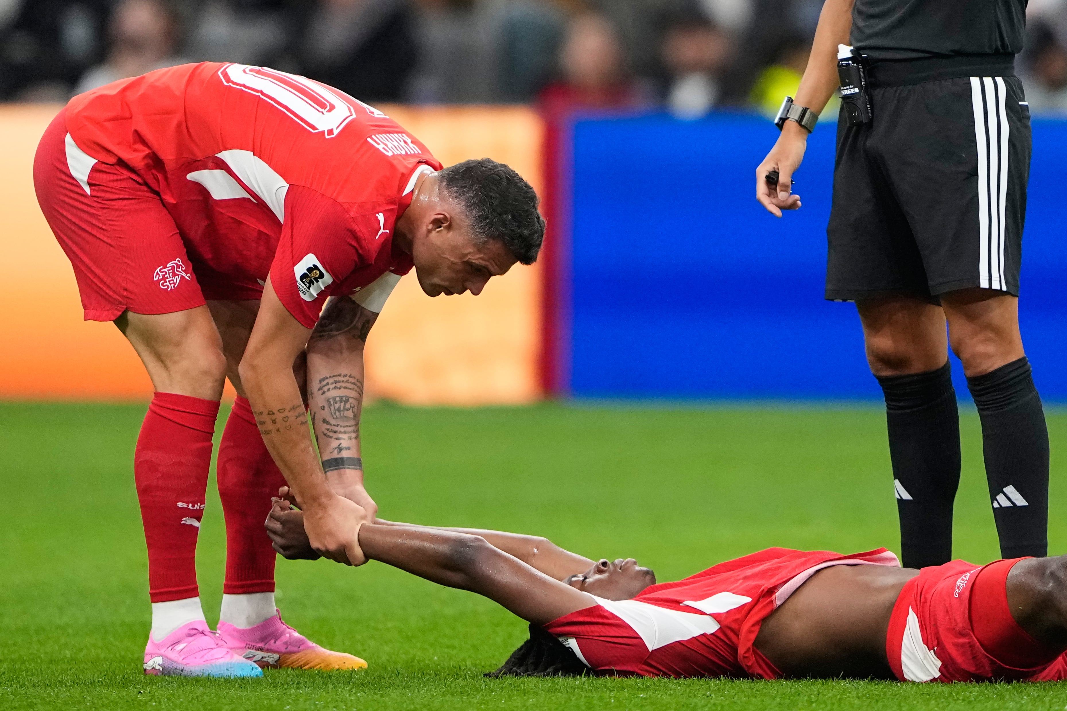 Johan Manzambi se lesionó en el partido ante Argelia