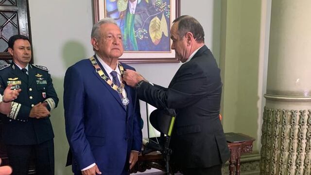 AMLO recibe la Orden del Quetzal en Guatemala