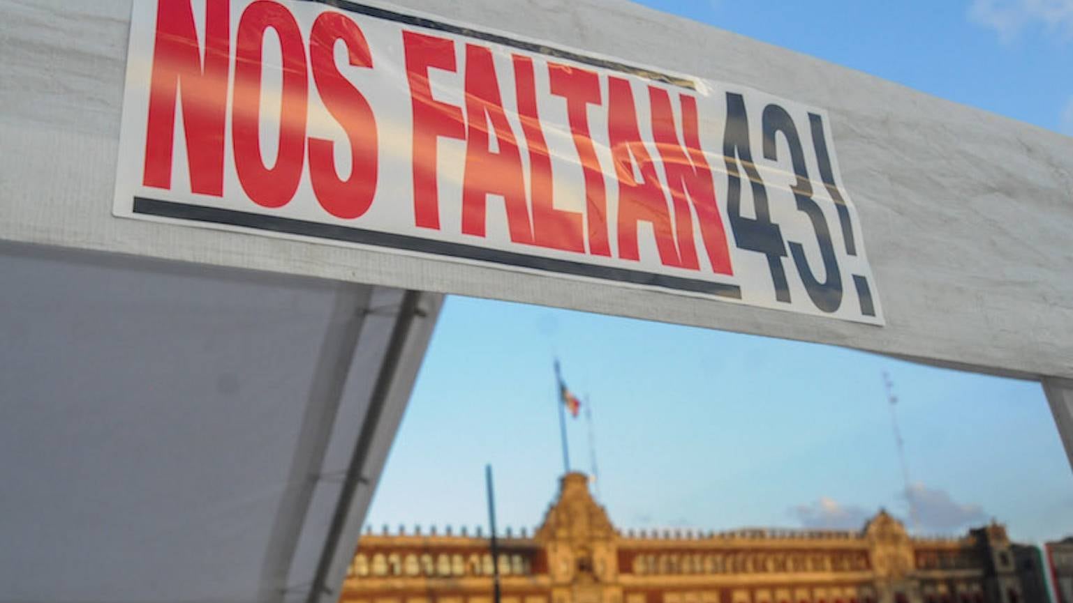 43 normalistas desaparecidos. Búsqueda de reunión de sus padres con el Papa Francisco.