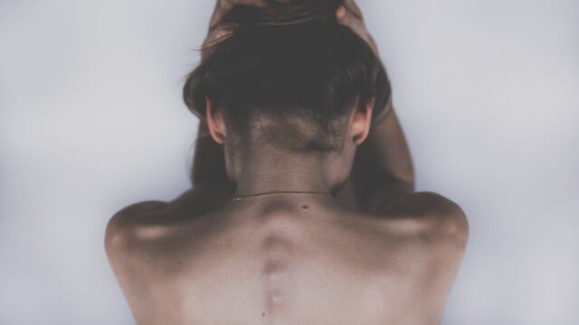 Se duerme con dolor de cabeza y amanece muerta.