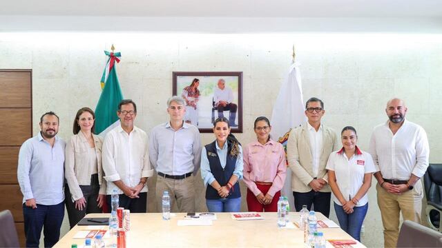 Evelyn Salgado con directivos del Grupo Coca-Cola