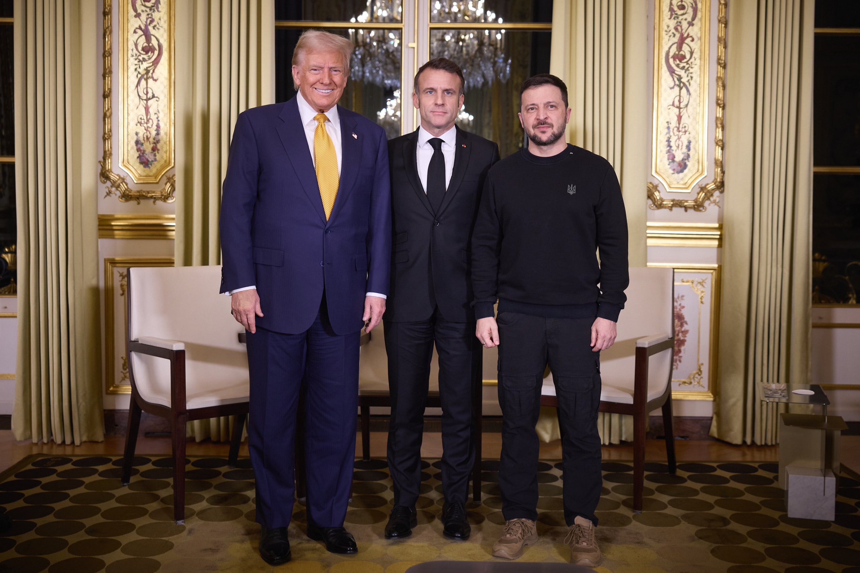 Emmanuel Macron se reúne con Volodimir Zelensky y Donald Trump en Francia.