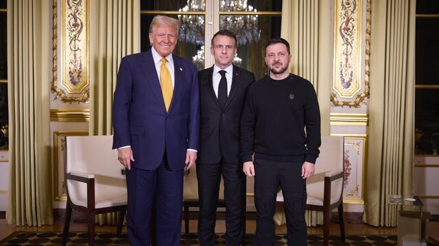 Emmanuel Macron se reúne con Volodimir Zelensky y Donald Trump en Francia.