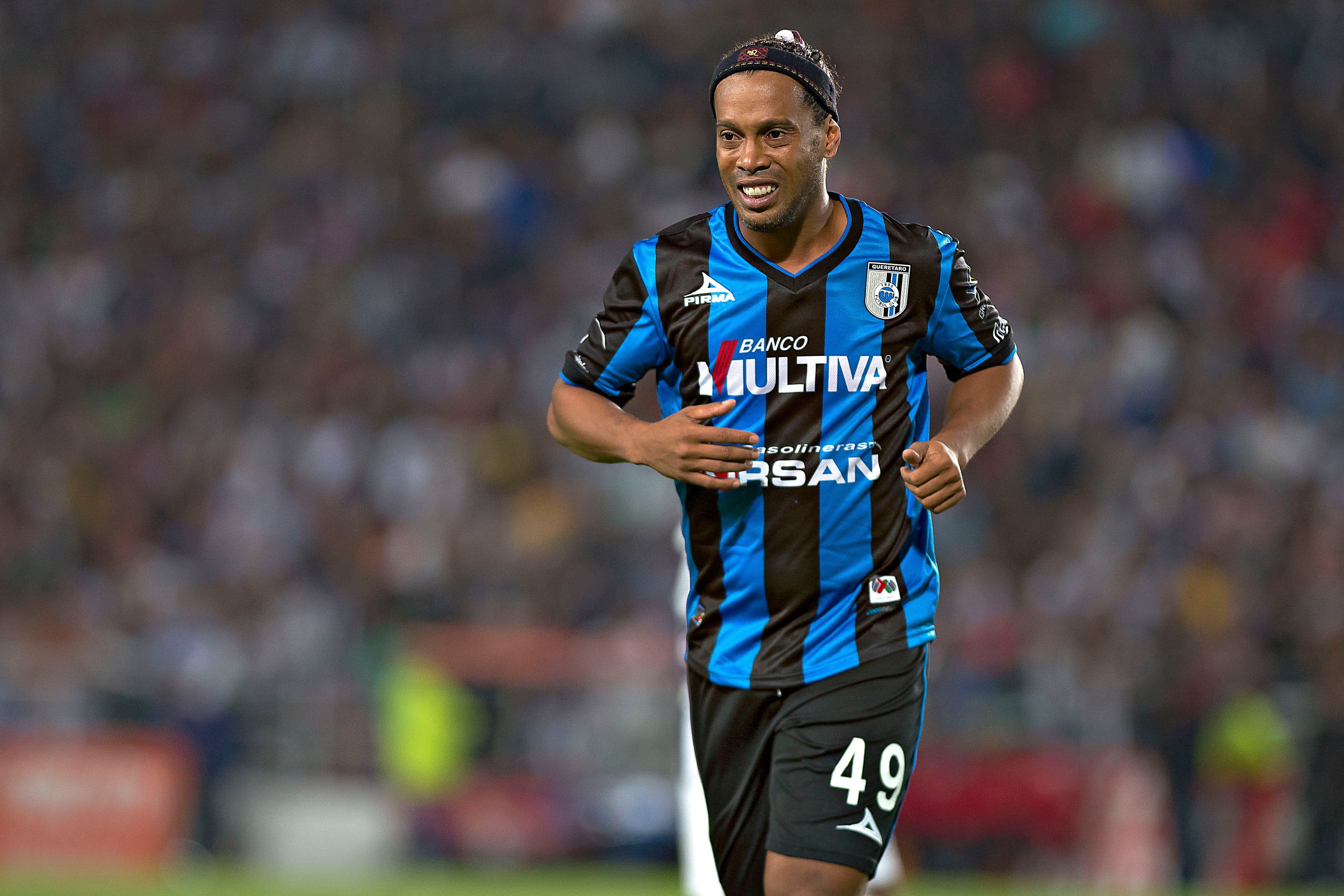 Ronaldinho con los Gallos Blancos de Querétaro.