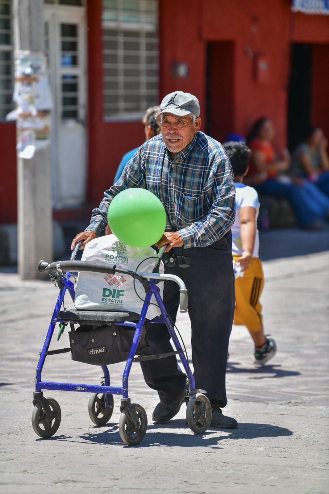 Adultos mayores reciben apoyo de alimentación