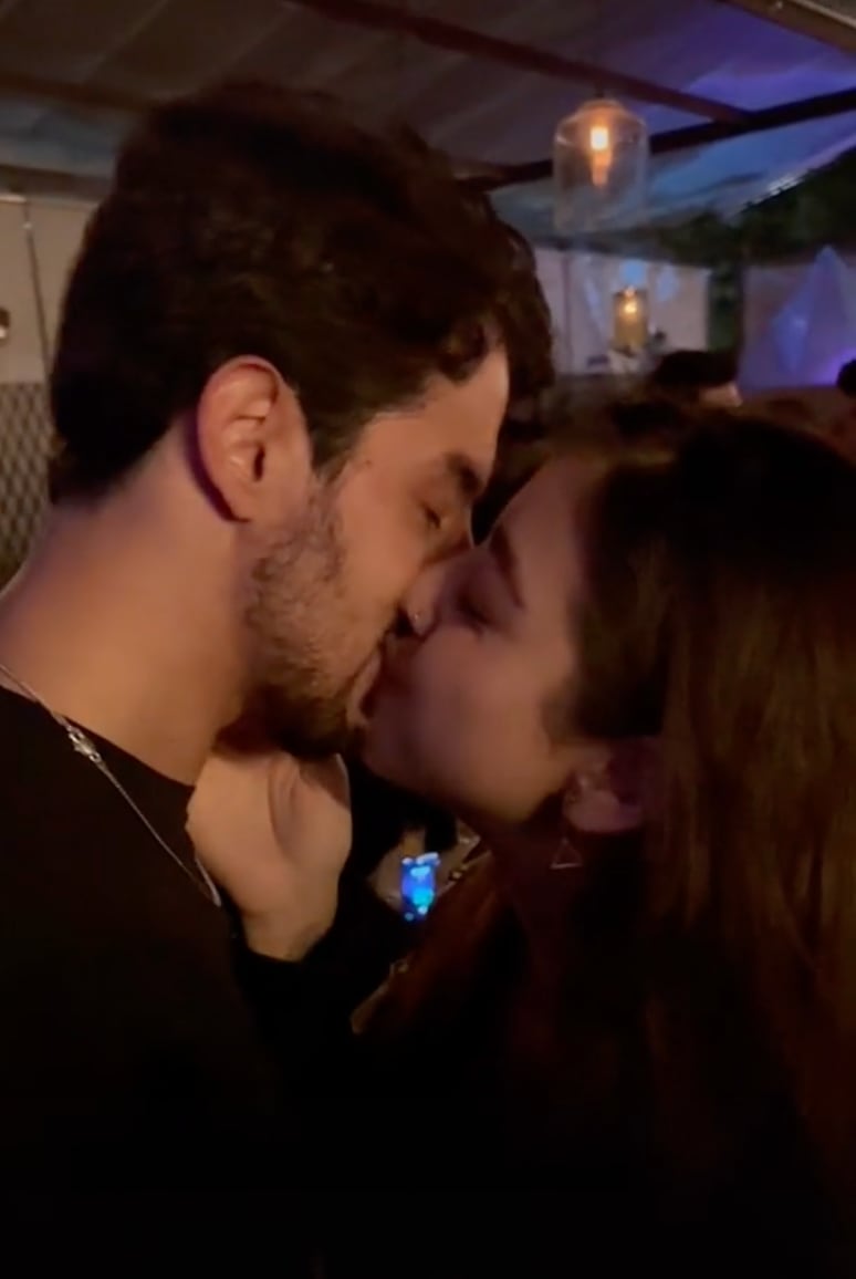 Besa a "guapos" por su cumpleaños