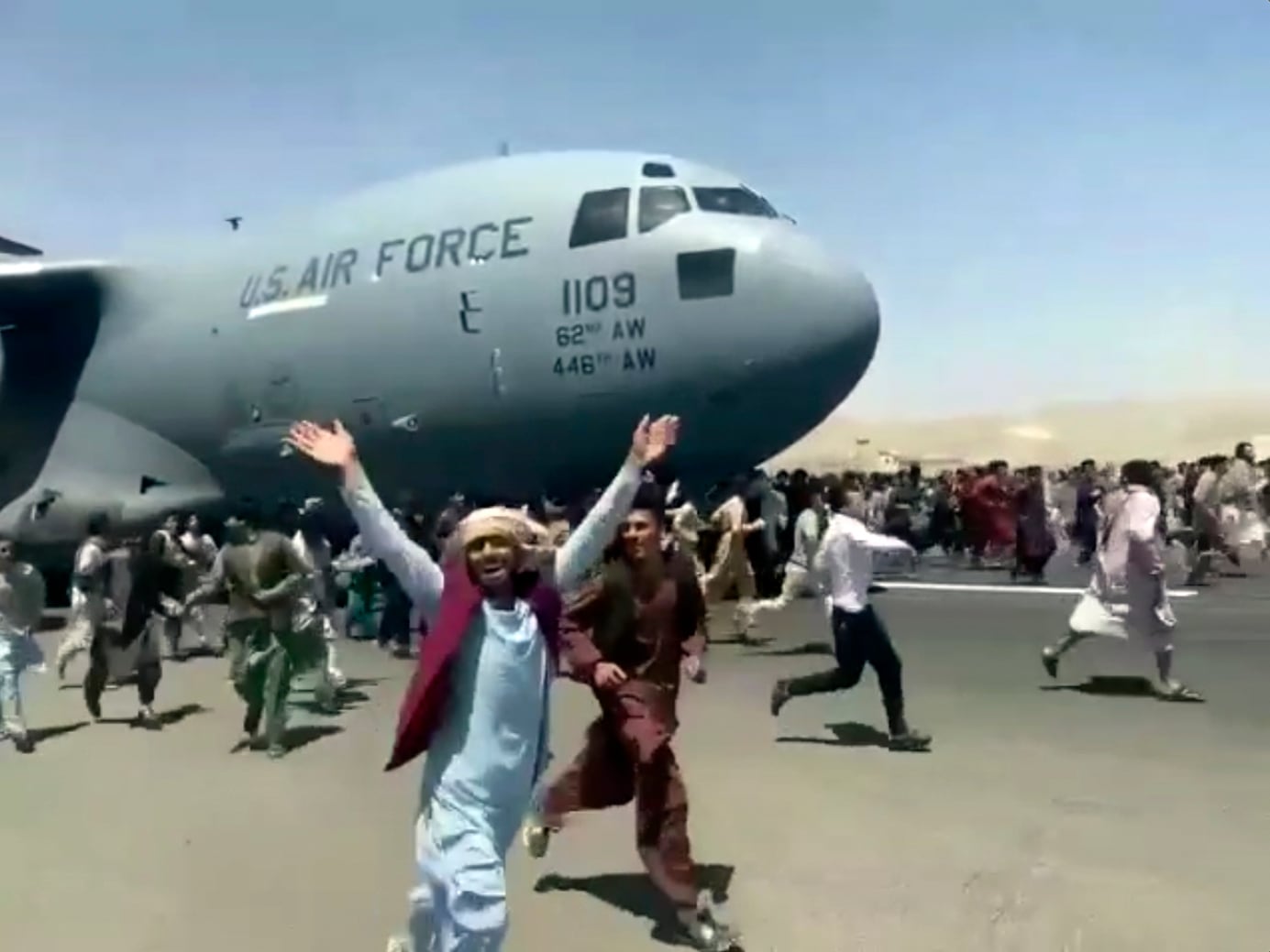 Avión c-17 sale de Afganistán