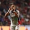 Chicharito hace llorar a un niño en pleno partido de Chivas ante Querétaro