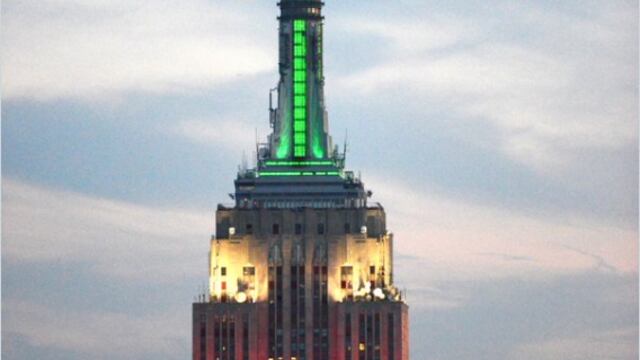 El Empire State se iluminó con los colores de la bandera de México.