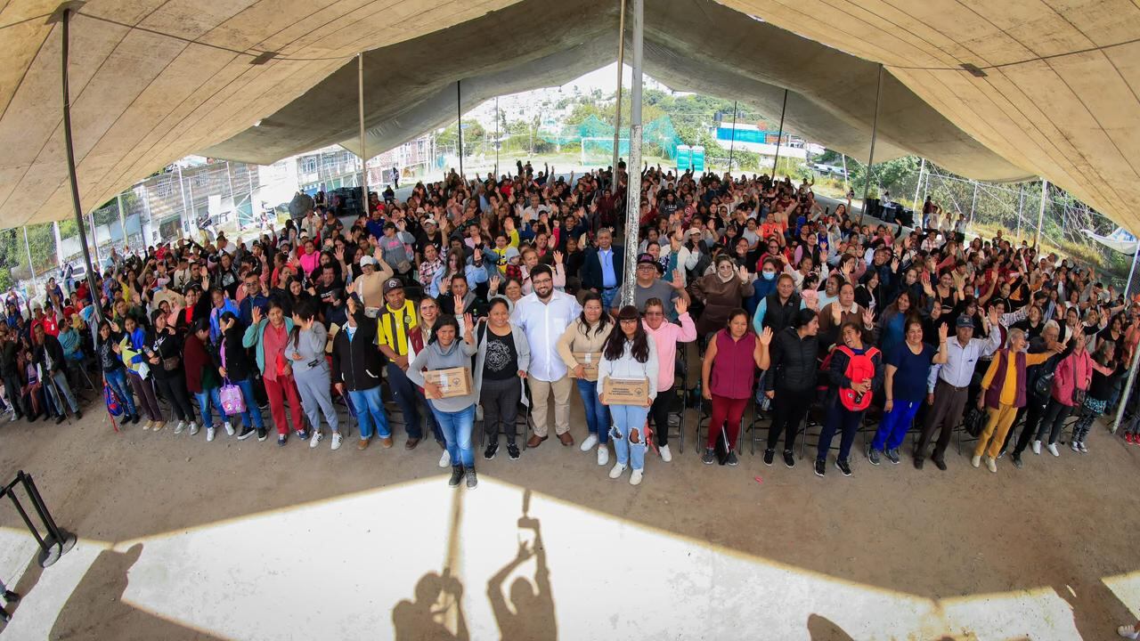 Alcalde Isaac Montoya entrega canasta alimentaria a vecinos de la colonia 3 de Mayo en Naucalpan