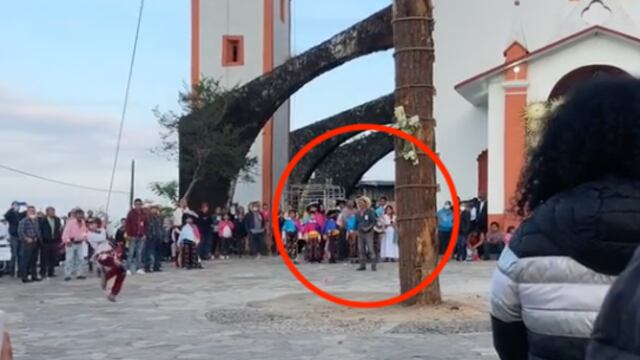 Hombre a punto de ser atropellado por un volador de Papantla