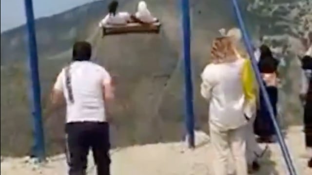 Mujeres se columpiaban en acantilado