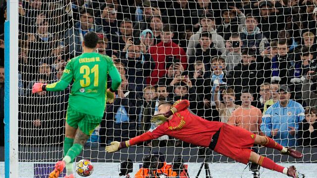 Lunin atajando con el Madrid