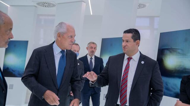 Gobernador de Guanajuato Diego Sinhue Rodríguez Vallejo en la planta de Pirelli