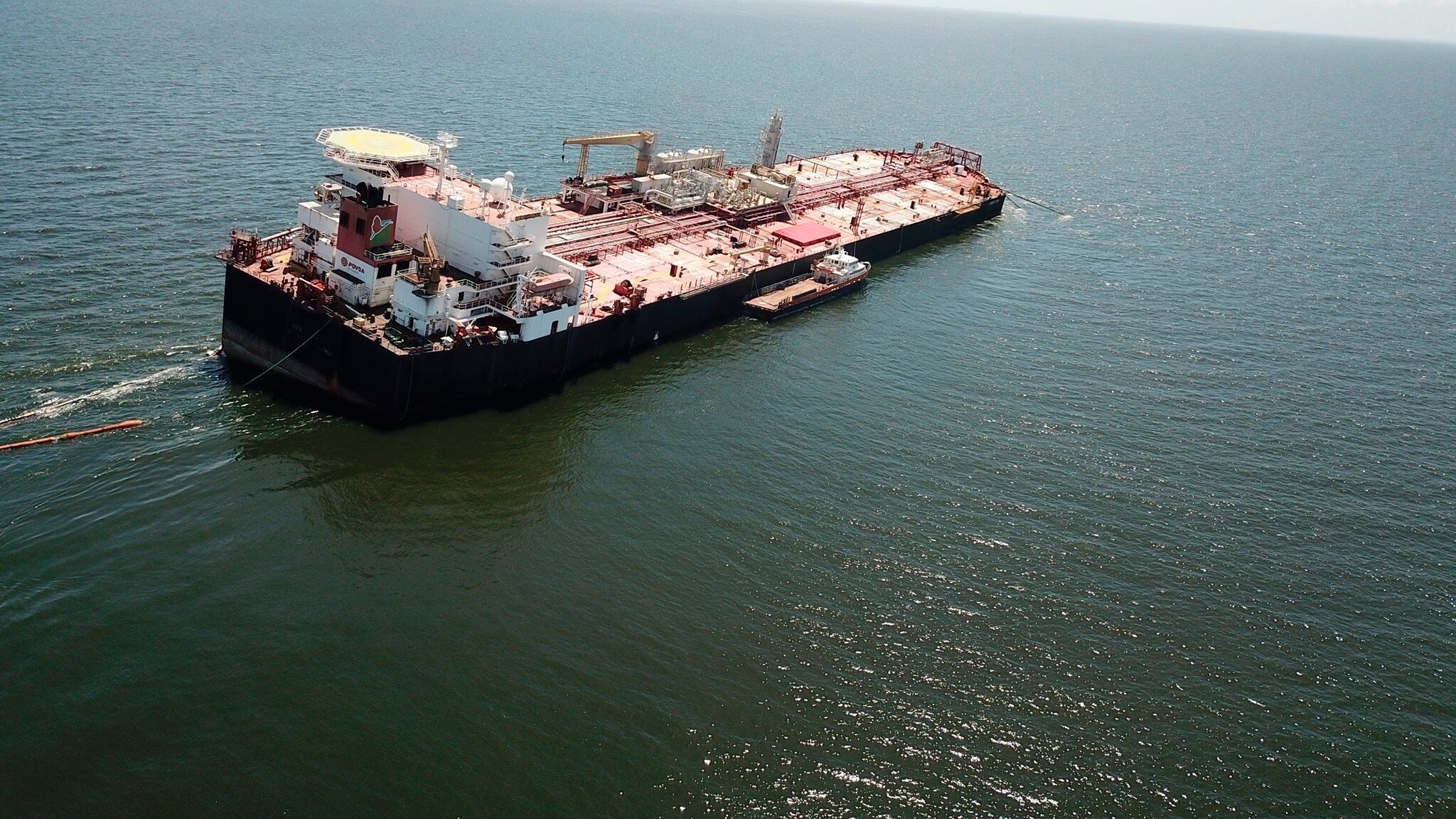 Preocupa desastre ecológico tras hundimiento de buque petrolero en el Caribe
