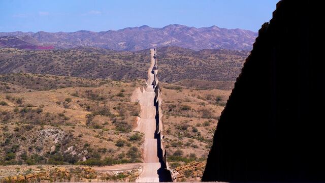 Muro en la frontera con México se extiende cerca de Sasabe, Arizona.