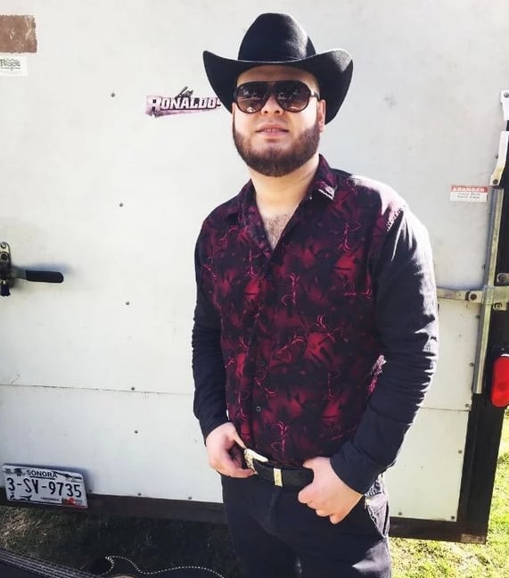 Aparecen mantas con amenazas al cantante Alfredo Olivas