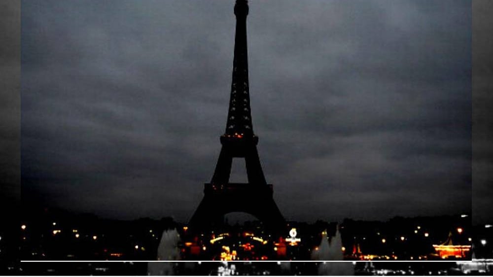 Apagan torre Eiffel como símbolo de luto en Francia, tras atentados
