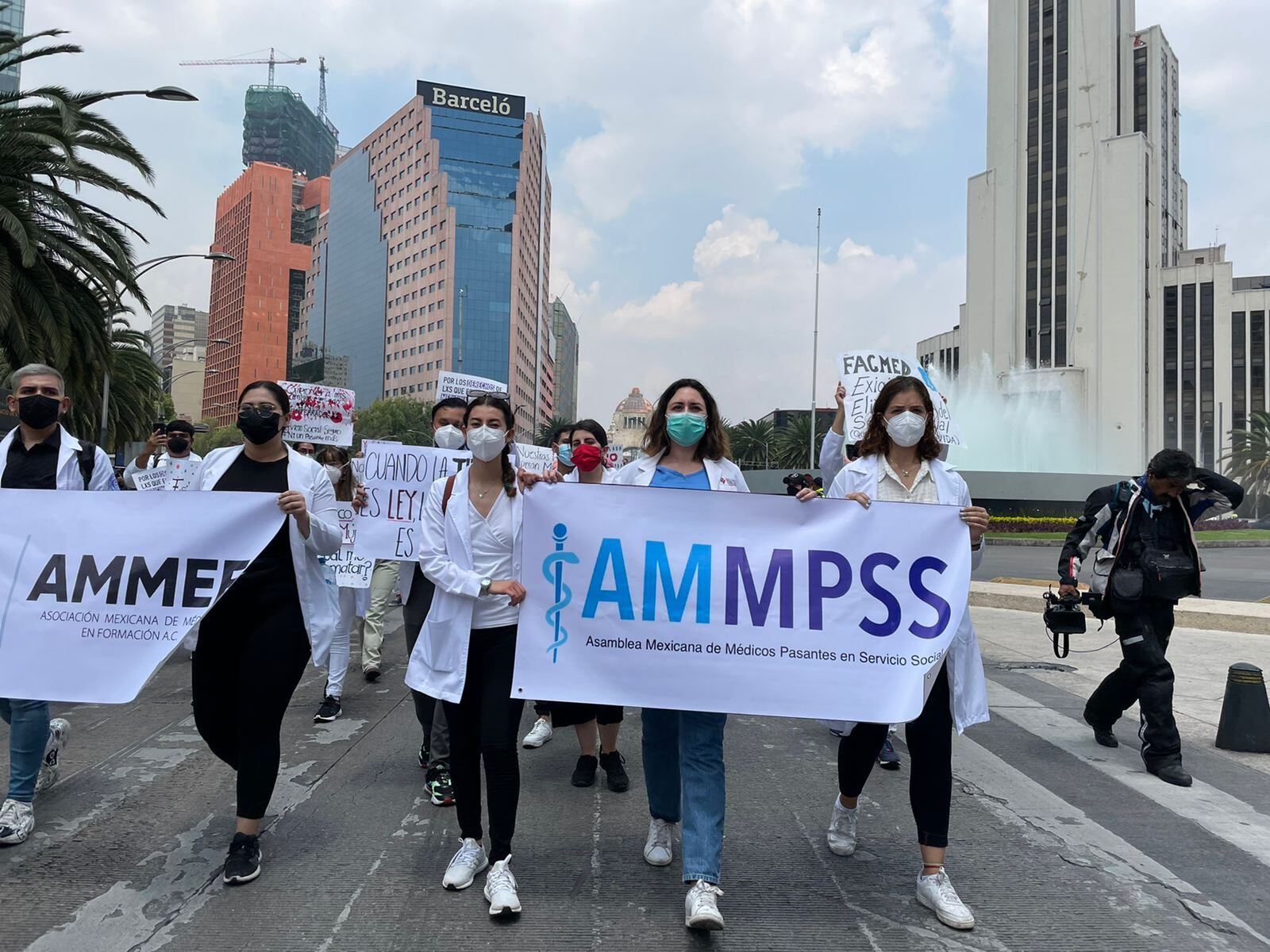 Médicos marchan para exigir derechos