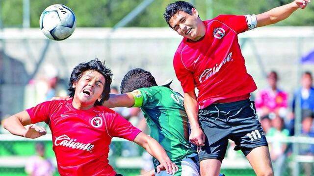 Gómez disputa un balón por aire.