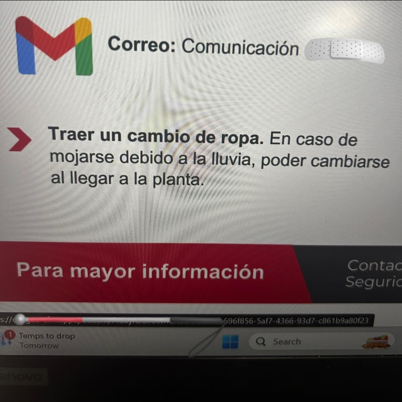 En su trabajo no quieren verlo mojado si le llueve en el camino y tomaron esta irónica medida