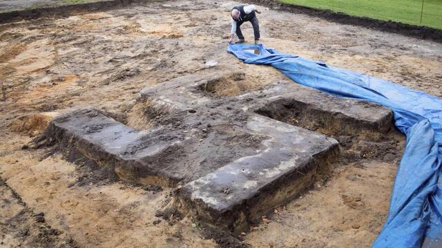 Esvástica hallada en el estadio Hein Klink Sportplatz de Hamburgo.