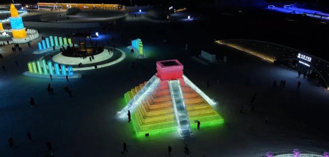 China: Escultura de hielo de la pirámide de Kukulkán