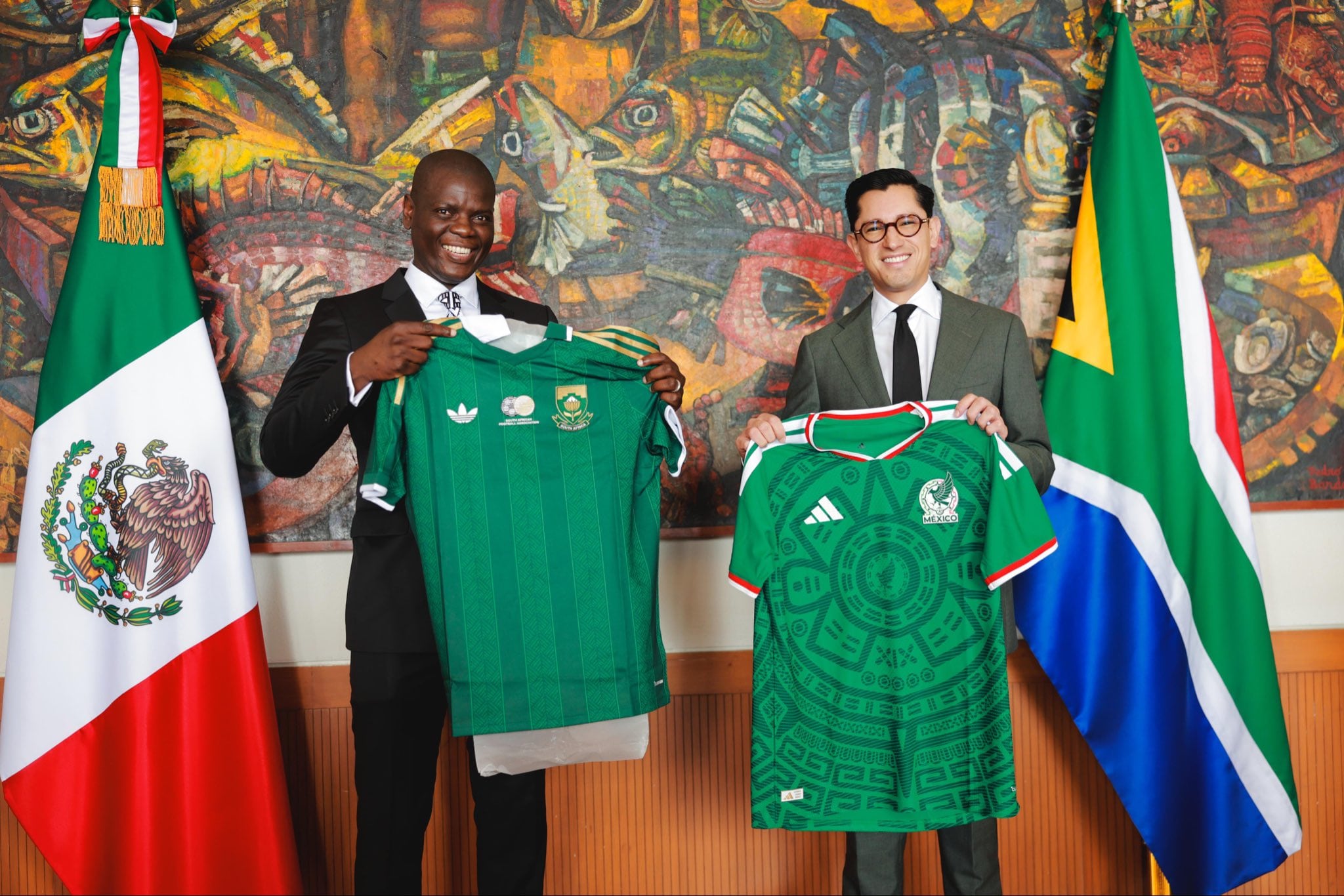 Roberto Velasco recibe a representante de Sudáfrica previo a la inauguración del Mundial 2026