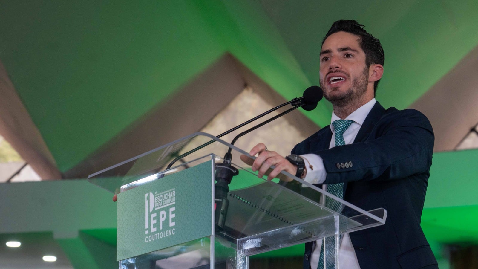 Pepe Couttolenc rinde su primer informe legislativo