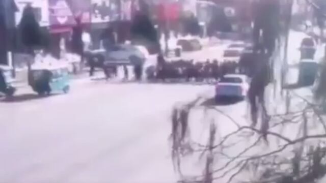 Grupo de niños cruzando la calle