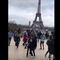 VIDEO: Mexicanos bailan La Chona frente a la Torre Eiffel