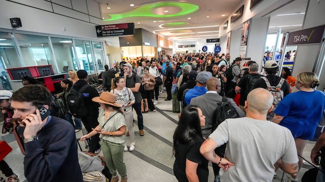 La crisis en TSA de Estados Unidos podría agravarse aún más con miles de vuelos retrasados, cancelados, largas filas y más
