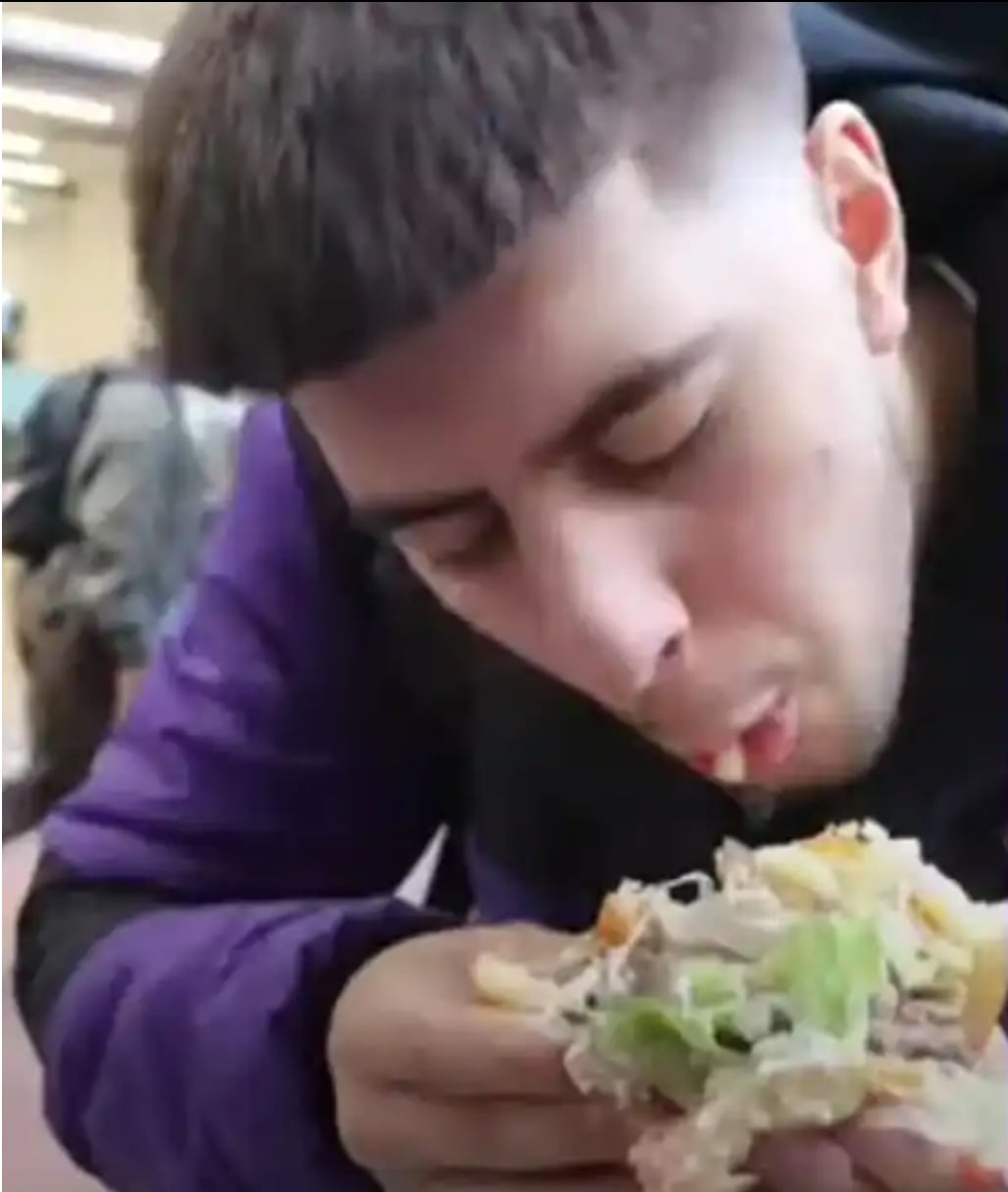 Influencer comiendo hamburguesa protesta veganos