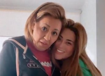Gomita junto a su mamá