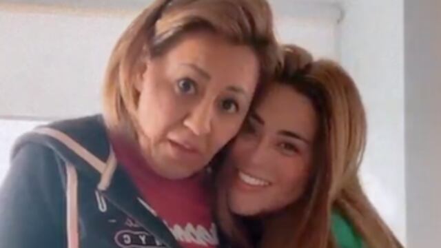Gomita junto a su mamá