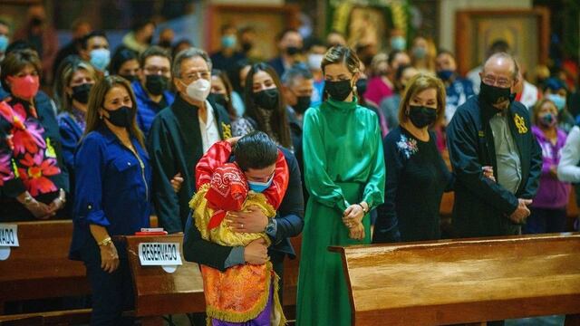 Samuel García abrazando a niño matachín/ Instagram:@samuelgarcias