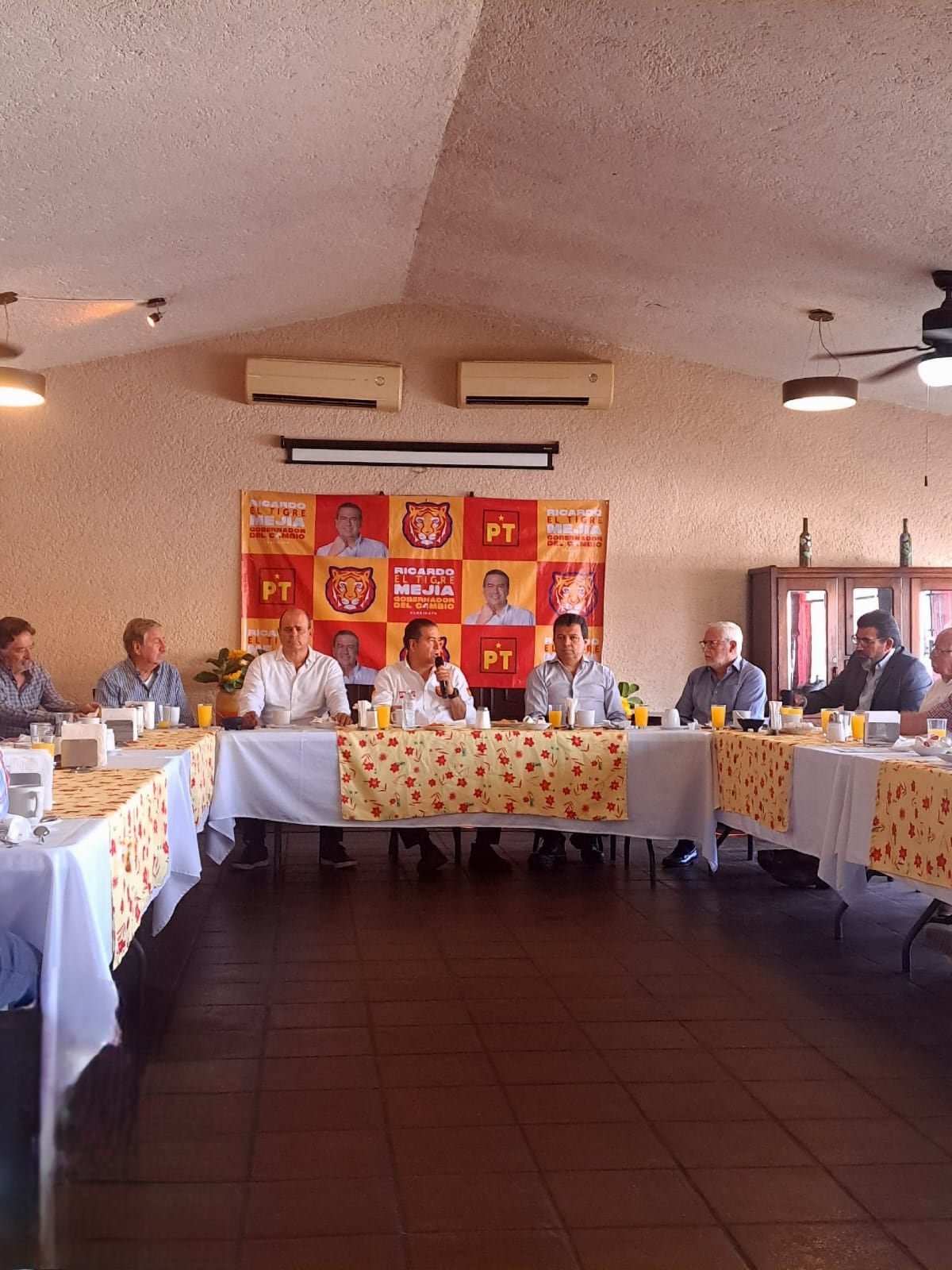 Ricardo Mejía Berdeja se reúne con empresarios de Coahuila