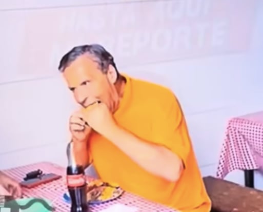 Alfredo Adame se echa unos tacos tras salir de El Torito