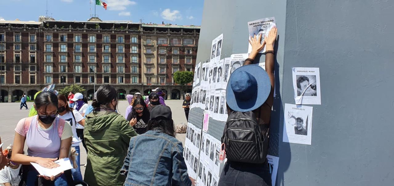 Tendedero de denuncias en el Zócalo de la CDMX como parte de las actividades del Día Internacional de la Mujer 2022