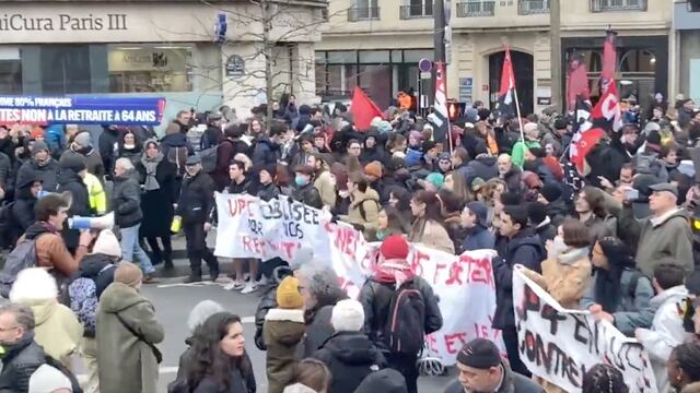 En Francia reforma de pensiones de Emmanuel Macron causa protestas.
