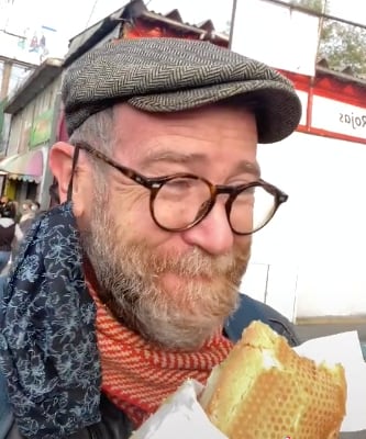 Extranjero prueba la guajolota en CDMX