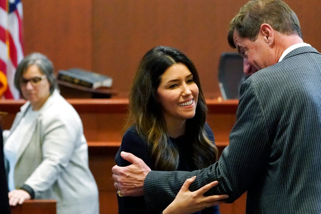 Camille Vasquez siendo felicitada por Ben Chew, principal abogado de Johnny Depp