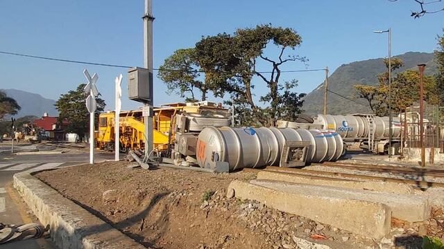 Una pipa cargada con químicos quiso ganarle el paso a un tren en Veracruz y terminó arrollada