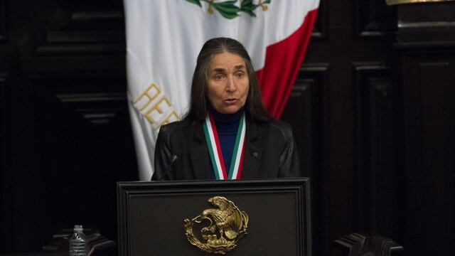 La bióloga mexicana Julia Carabias Lillo fue reconocida con la medalla Belisario Domínguez, en 2017.