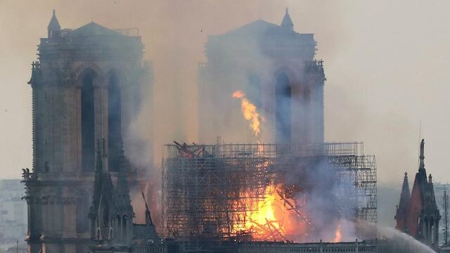 Vista del incendio y las torres de Notre Dame